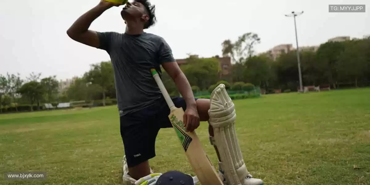 「从球衣到签名纪念品，你的热爱值得专属收藏！🎯点击探索，把偶像带回家！」